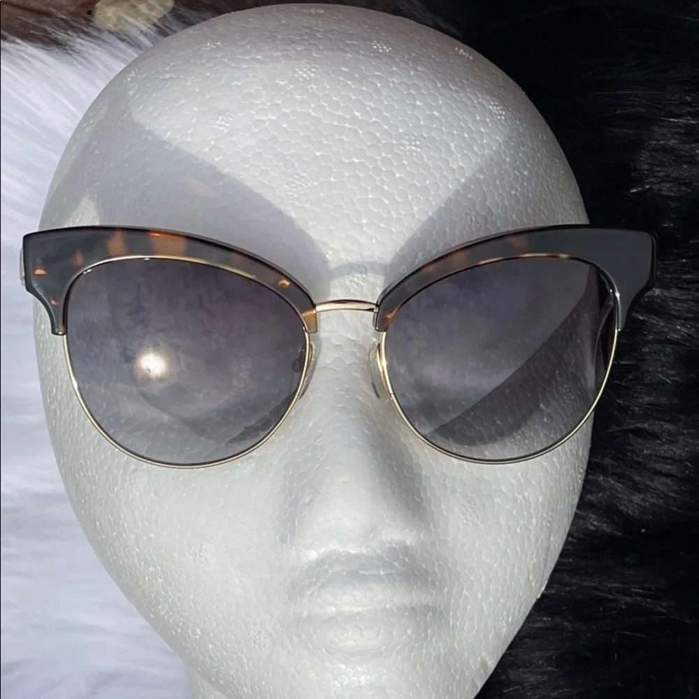 NWT Moschino Cat-Eye Tortoise Butterfly Sunnies